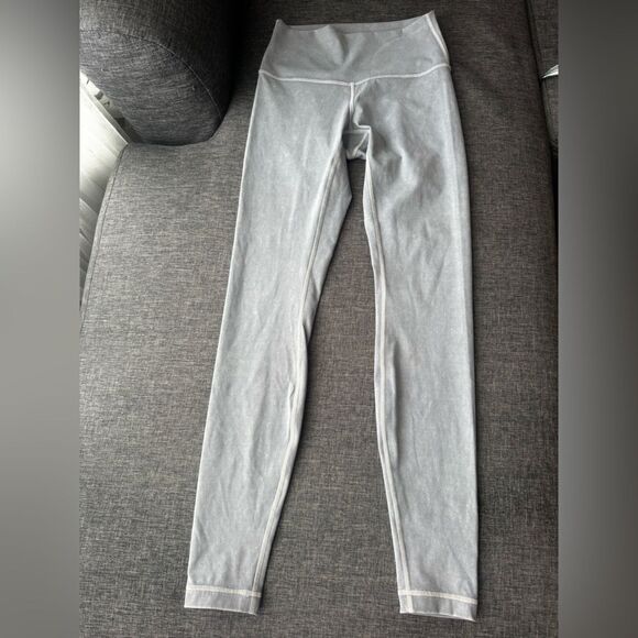 Lululemon Wunder Under High-Rise Tight *Snow Washed 28"
Washed Luna Size 4 - Picture 9 of 14